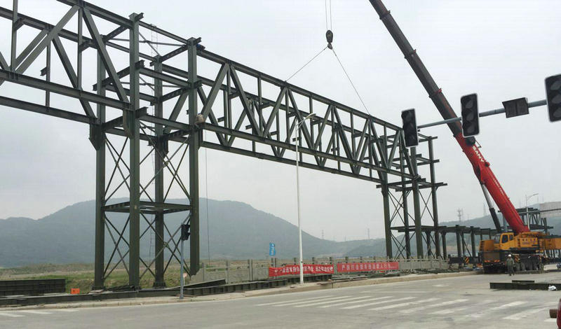 大榭开发区公共管廊工程完成大桁架吊装
